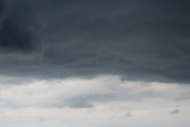 Cielo scuro e drammatica nuvola nera prima dell'arrivo della pioggia.