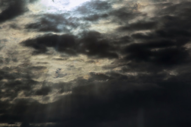 Cielo scuro e nube nera drammatica prima di pioggia. Bella tempesta di pioggia