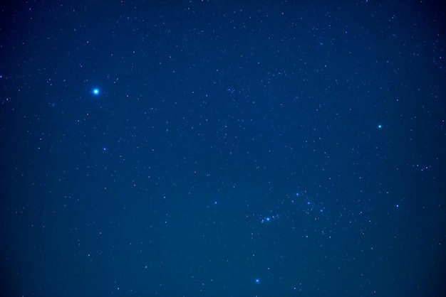 Cielo scuro notturno con stelle luminose come sfondo dello spazio della Via Lattea della natura