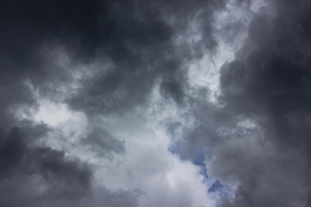 Cielo scuro nuvoloso con nuvole. Sfondo della natura. Cloudscape. Carta da parati nuvolosa astratta.