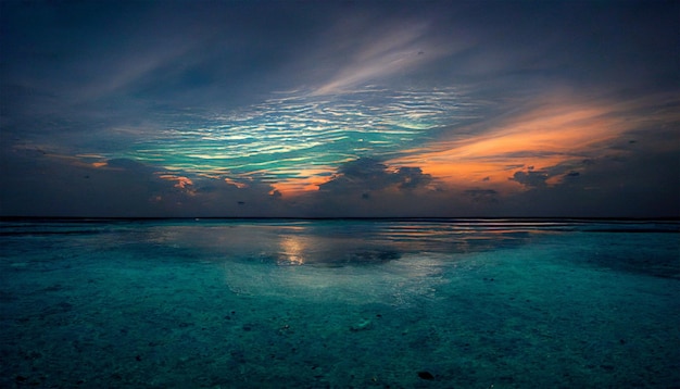 Cielo serale all'acqua calma pacifica dell'oceano