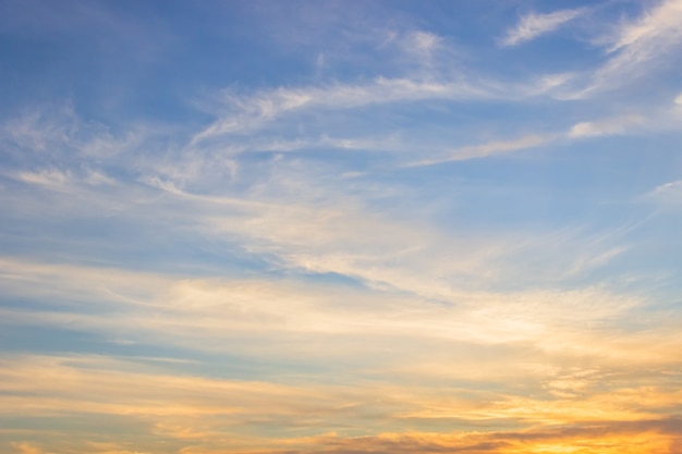 Cielo serale con luce solare tramonto colorato