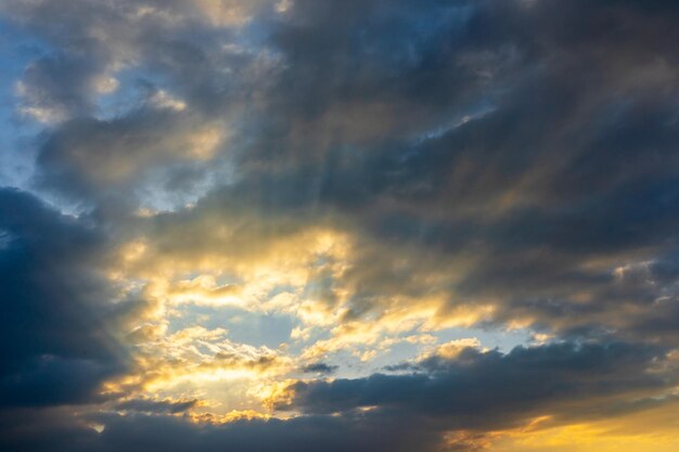 cielo serale con nuvole colorate al tramonto