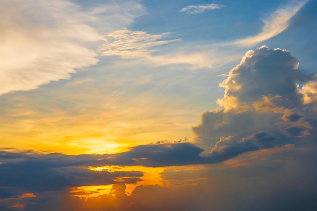 cielo serale con nuvole colorate al tramonto