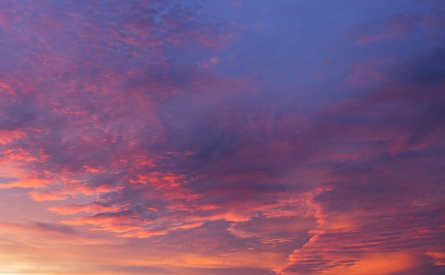 Cielo serale con nuvole colorate luce del sole