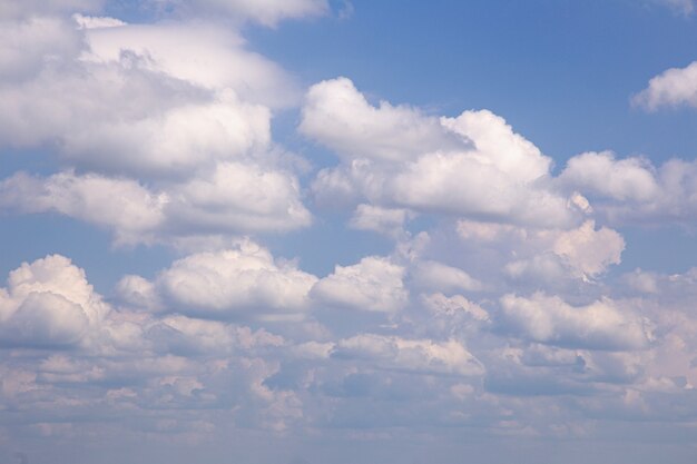 cielo serale con nuvole e raggi del sole sullo sfondo