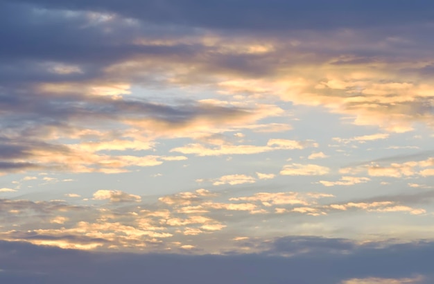 Cielo serale con nuvole Nubi dorate e grigie per lo sfondo Sochi Russia 2021