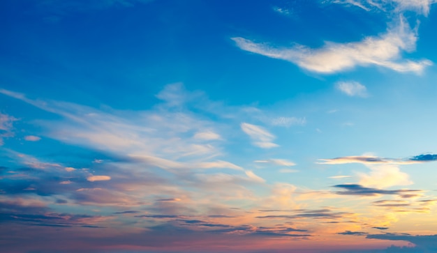 Cielo serale con nuvole