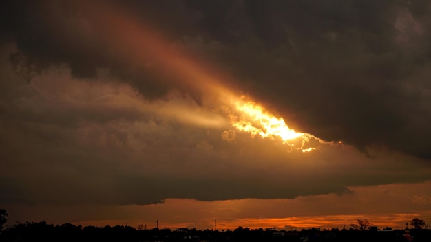 Cielo serale e incredibili nuvole rosse