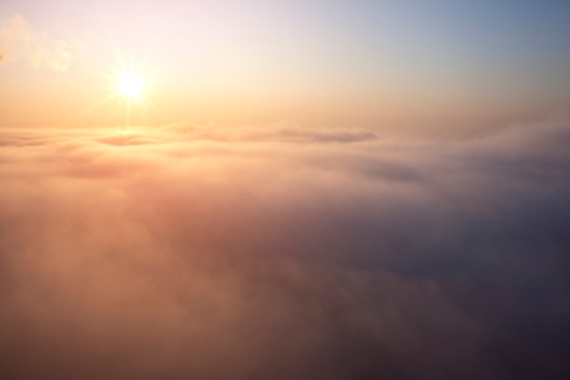 Cielo sereno con grande nebbia, alba arancione sopra le nuvole d'aria