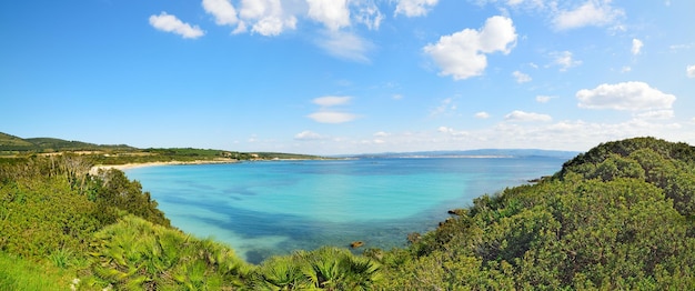 Cielo sereno sopra la spiaggia del Lazzaretto in Sardegna Italia