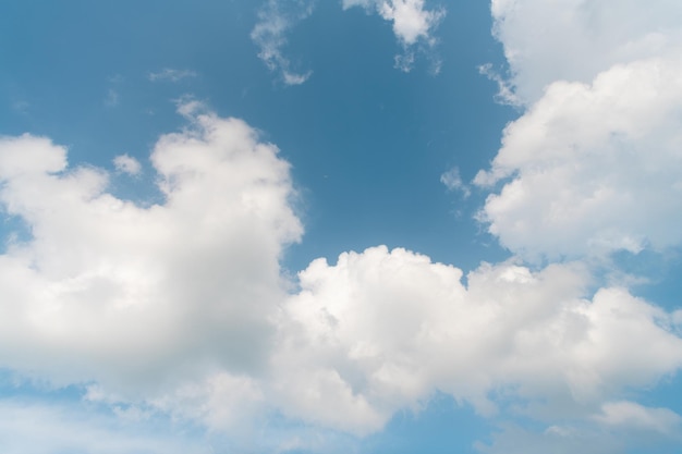 Cielo soleggiato blu con nuvole bianche. giorno soleggiato. concetto di natura. Fondo del cielo della nuvola. Tempo nuvoloso. Nuvole bianche in un bel cielo.