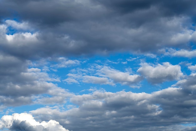 Cielo soleggiato blu con nuvole