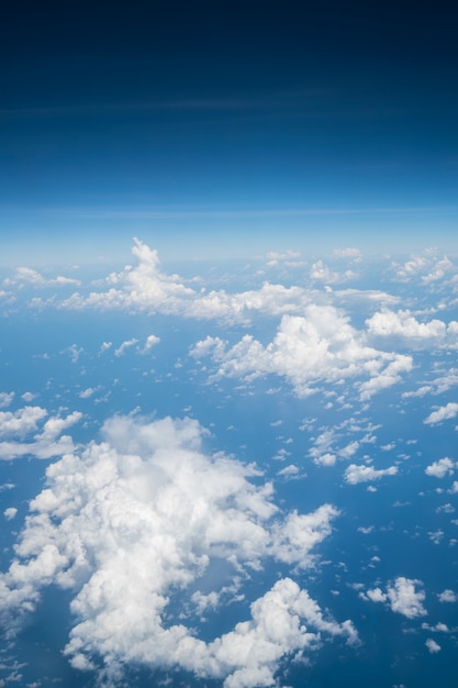 Cielo sopra la nuvola dall'aereo di aria