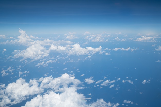 Cielo sopra la nuvola dalla finestra dell&#39;aeroplano