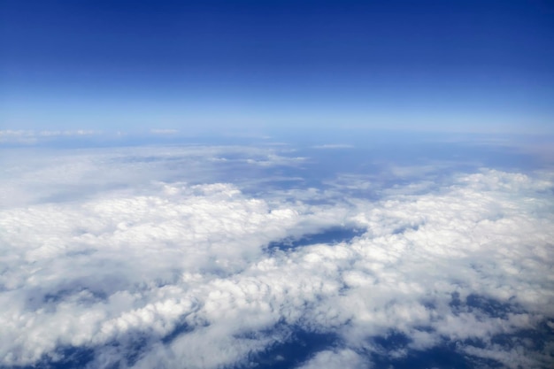 Cielo sopra le nuvole, sfondo Cloudscape, cielo blu e nuvole soffici