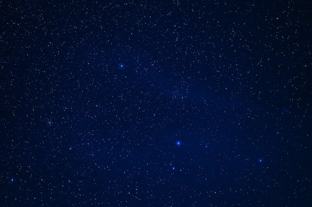 Cielo stellato con molte stelle e la Via Lattea. Astrofotografia del cosmo con le galassie e l'universo