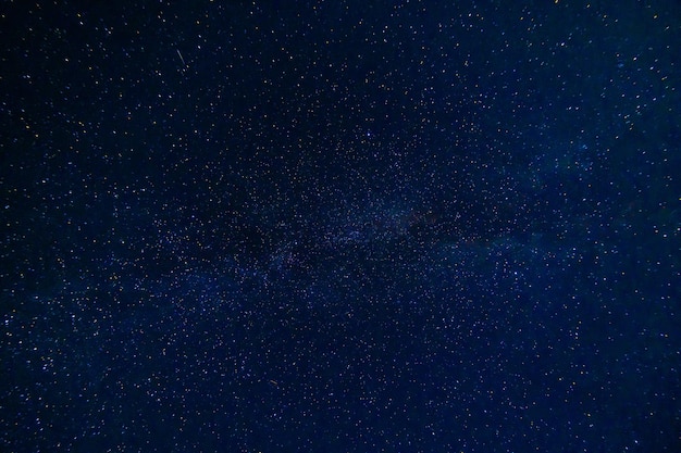 Cielo stellato con stelle Via Lattea e la galassia di notte su sfondo blu scuro