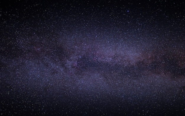 Cielo stellato luminoso di notte con parte della galassia della Via Lattea. Meraviglioso paesaggio notturno estivo.