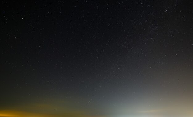 Cielo stellato notturno con nuvole prima dell'alba.