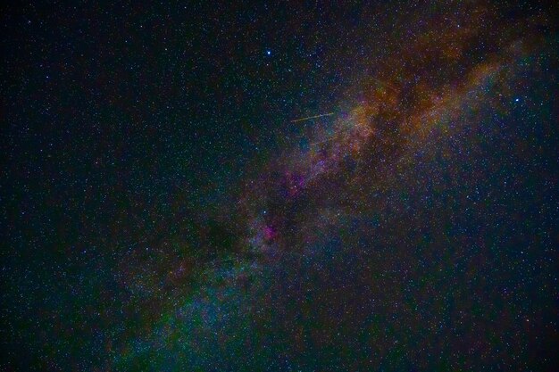 Cielo stellato notturno con stelle luminose Via Lattea e galassie