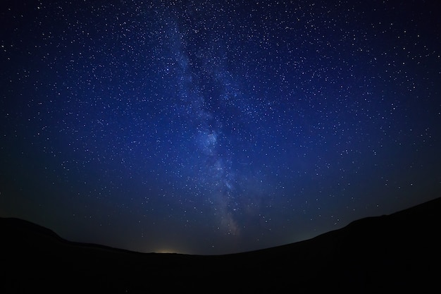 Cielo stellato notturno per lo sfondo.