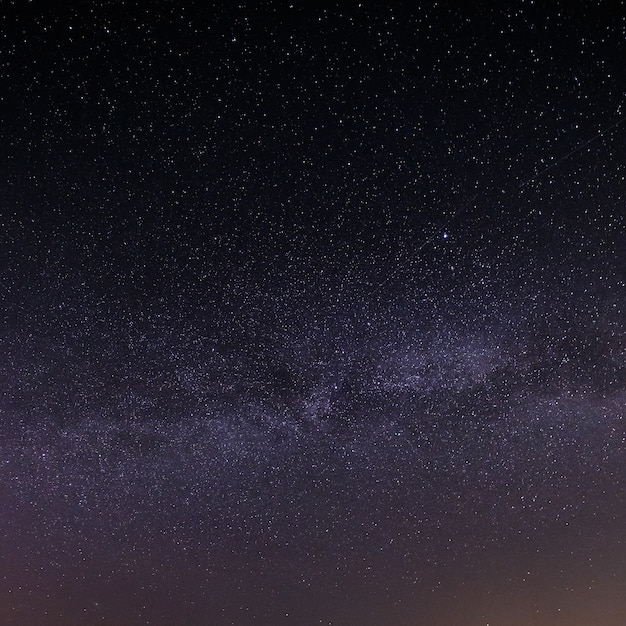 Cielo stellato notturno per lo sfondo.