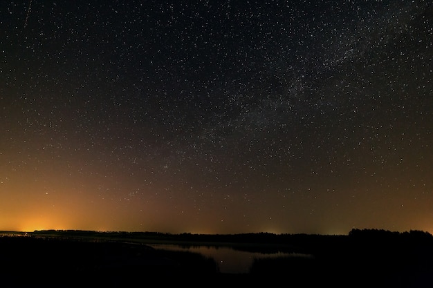 Cielo stellato notturno per lo sfondo.