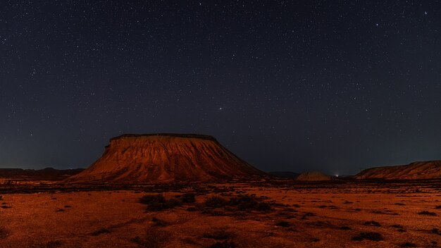 Cielo stellato notturno sulle montagne