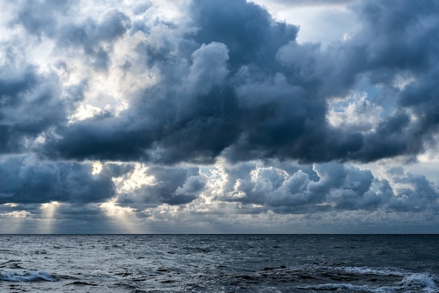 Cielo tempesta al mare