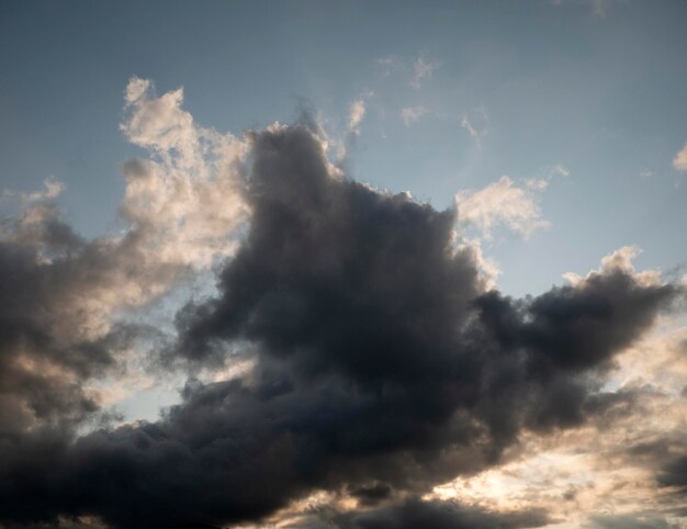 Cielo tempestoso con nuvole bianche e grigie sullo sfondo bella foto del cielo