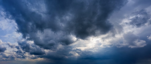 Cielo tempestoso con nuvole scure di pioggia