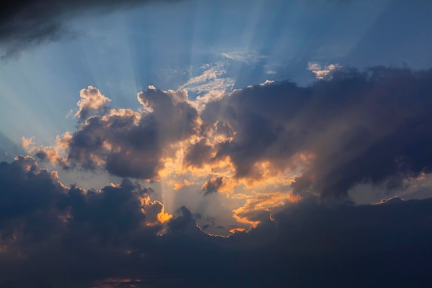 Cielo tempestoso con raggi di sole