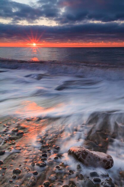 Cielo tempestoso sopra l'onda del mare