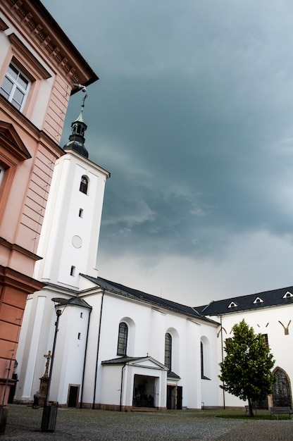 cielo tempestoso sopra una piccola chiesa