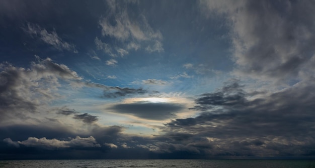 Cielo tempestoso sul mare d'inverno