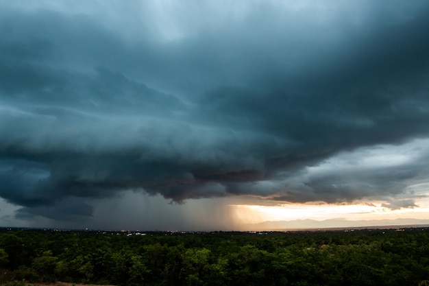 cielo temporalesco, nuvole di pioggia