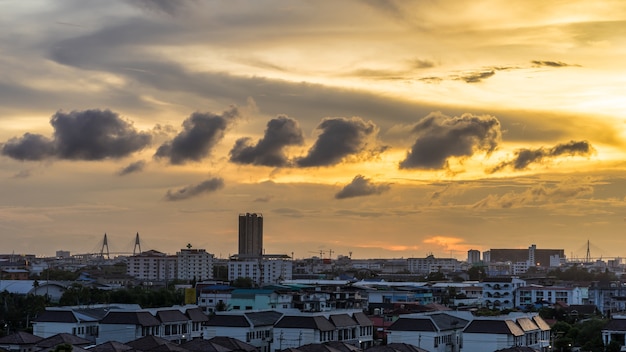 Cielo urbano e nuvoloso nel paesaggio urbano al tempo di sera