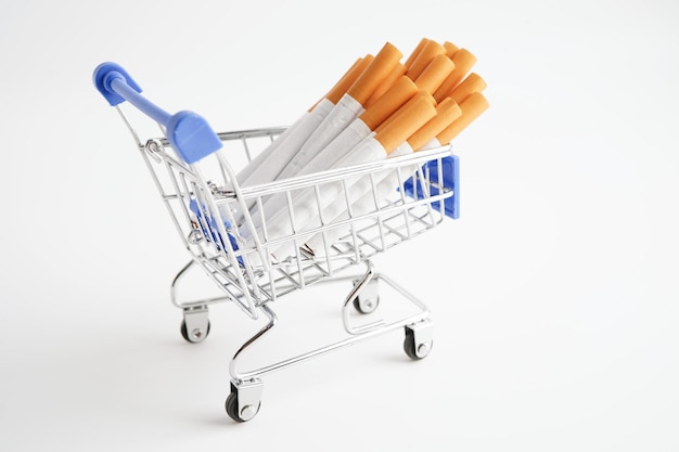 Cigarette nel carrello della spesa commercio marketing e produzione Nessun concetto di fumo