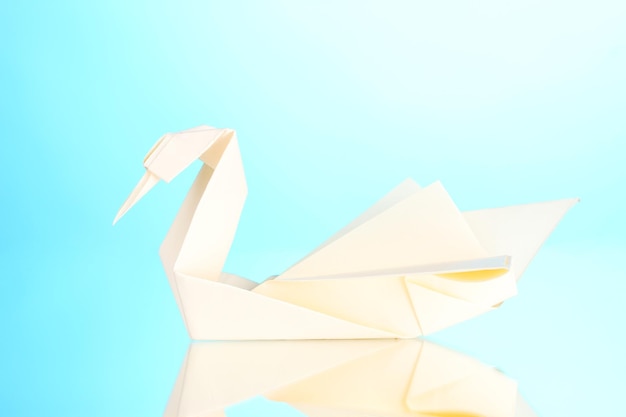 Cigno di carta origami su sfondo blu