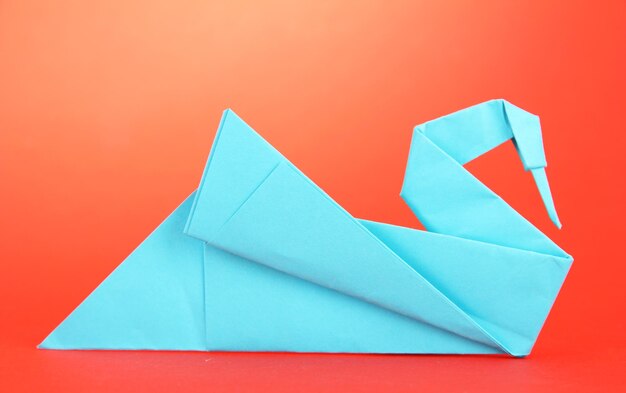 Cigno origami su sfondo rosso