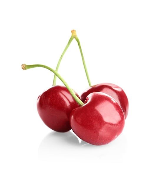 Ciliege mature fresche su sfondo bianco