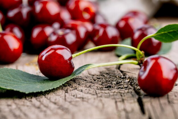 Ciliege rosse mature su un tavolo di legno.