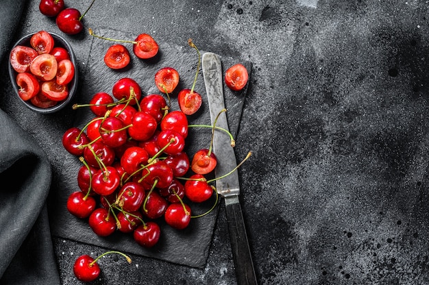 Ciliege rosse sul tagliere nero