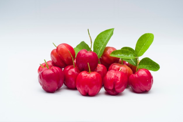 ciliegia di acerola su fondo bianco