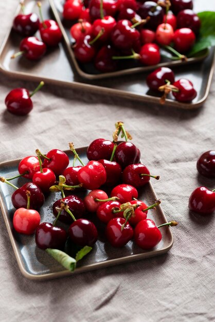 Ciliegia dolce fresca con foglie verdi