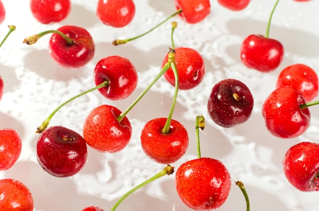 Ciliegia dolce rossa scura fresca d'estate