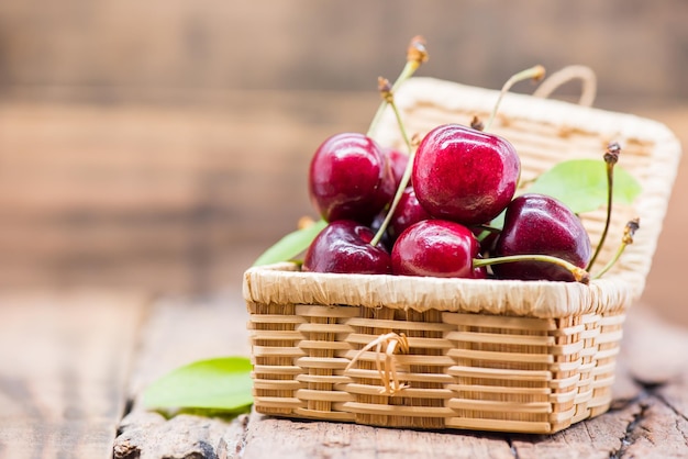 Ciliegia fresca da fattoria, frutta agrodolce, sfondo tavolo in legno