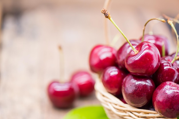 Ciliegia fresca da fattoria, frutta agrodolce, sfondo tavolo in legno