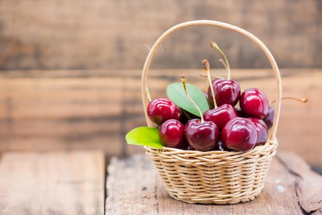 Ciliegia fresca da fattoria, frutta agrodolce, sfondo tavolo in legno